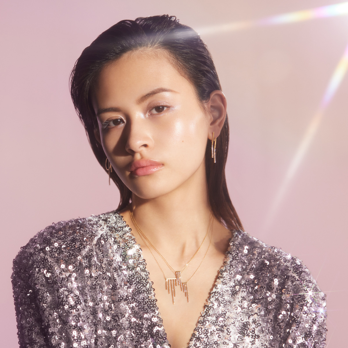 AHKAH爱怡珂发布由品牌创意总监Katie Hillier设计的AHKAH signature系列新作